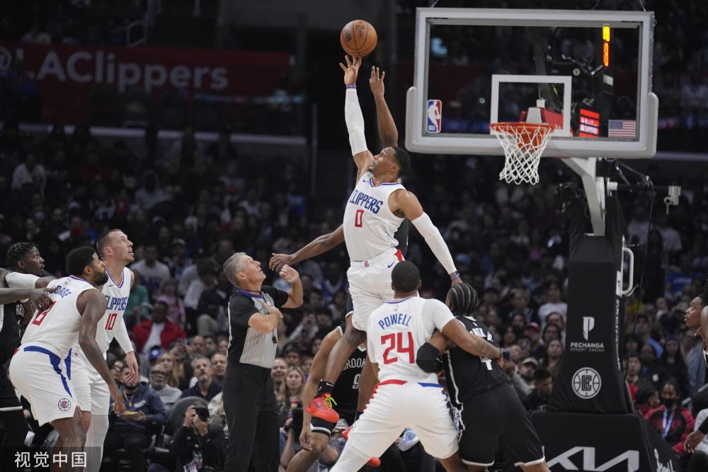 示了他在出 示了他在出